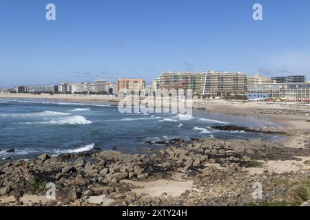 Blick auf die Stadt mit Sandstrand und Surf im Atlantischen Ozean, Sie wechselt Wahrzeichen, Rotunda da Anemona, Skulptur der Künstlerin Janet Echelman am Strand Stockfoto