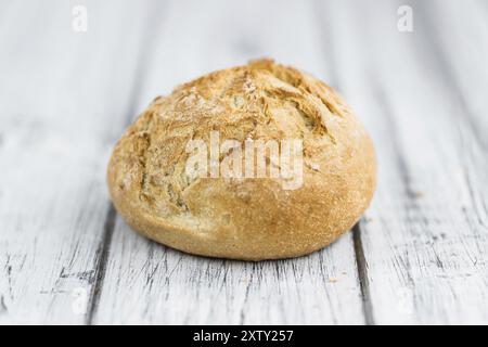 Frischen deutschen Brötchen auf einem vintage Hintergrund als detaillierte Nahaufnahme Stockfoto