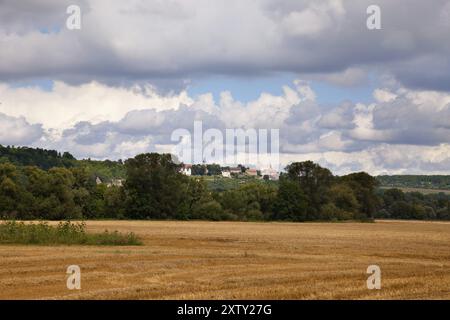 Eine Landschaft bei Dorndorf mit Blick auf die Dornburg Schleusen eine Landschaft mit Dorndorf mit Blick auf die Dornburg Schleusen Stockfoto