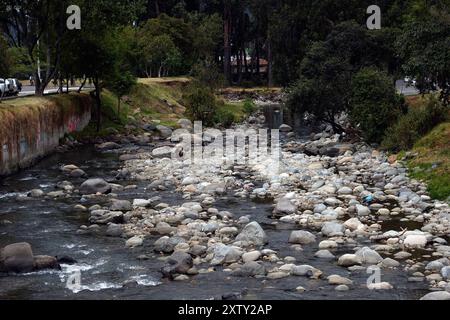 TOMEBAMBA RIVER BASIN LOW FLOW Cuenca, Ecuador 16. August, 2024 die Flüsse des Tomebamba-Flusses sind mit 0,93 m3 Niedrigwasserstand die niedrigsten Wasserstände des Yanuncay, Tarqui und Machangara ETAPA EP überwacht kontinuierlich die Entwicklung der Flüsse der Stadt der Fluss Tomebamba liegt unterhalb des Niedrigwasserspiegels. 35 Tage hydrologischer Dürre zählen Foto Boris Romoleroux API SOI CUENCA RIOTOMEBAMBACAUDALBAJO 41b12d000ef4eb898643c19fc014958d Copyright: xBORISxROMOLEROUXx Stockfoto