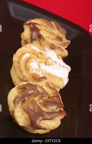 Zeppole di San Giuseppe oder St. Joseph's Day Cream Puffs, sind süditalienische, frittierte Kuchen, gefüllt mit Pudding und Frosted Stockfoto