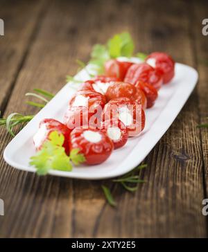 Einige hausgemachte rote Paprikaschote (mit Käse gefüllt) (selektive Fokus) als detaillierte Nahaufnahme Stockfoto