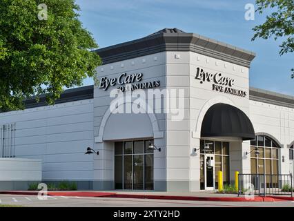 Houston, Texas USA 04-07-2024: Augenpflege für Tiere Business Storefront. Stockfoto