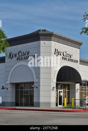 Houston, Texas USA 04-07-2024: Augenpflege für Tiere Business Storefront. Stockfoto