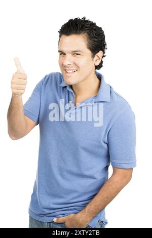 Gutaussehender hispanischer Mann mit blauem Hemd mit großem Lächeln, Schild mit rechtem Daumen, das Zufriedenheit ausdrückt, gute Arbeit, Zustimmung, Positivität Stockfoto