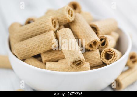 Frisch zubereitete süße Wafer auf Vintage-Hintergrund als detaillierte Nahaufnahme Stockfoto