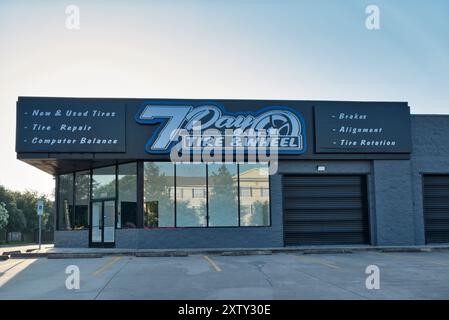 Houston, Texas, USA 08-11-2024: 7-Tage-Business-Storefront für Reifen und Räder. Stockfoto