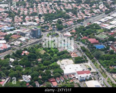 Managua, Nicaragua - 16. August 2024: Verkehr im Kreisverkehr Managua City Luftdrohnenansicht Stockfoto