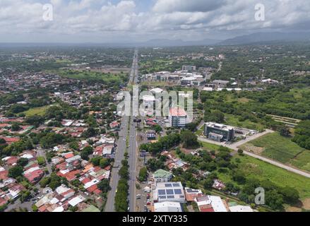 Managua, Nicaragua - 16. August 2024: Weite Stadtlandschaft der Stadt Managua aus der Vogelperspektive Stockfoto