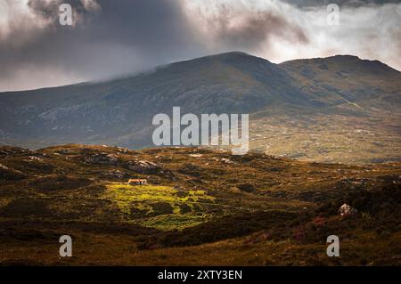 Ein HDR-Bild eines verlassenen croft an den Hängen von Beinn Sgalabhat in der Nähe von Loch Sgioport, South Uist, Äußere Hebriden, Schottland. August 2024 Stockfoto