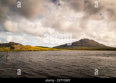 Ein HDR-Bild von Eaval, Eabhal, über die Nacht von Loch, nahe dem Ende der Straßenskulptur „Sanctuary“, North Uist, Äußere Hebriden, Schottland. August 2024 Stockfoto