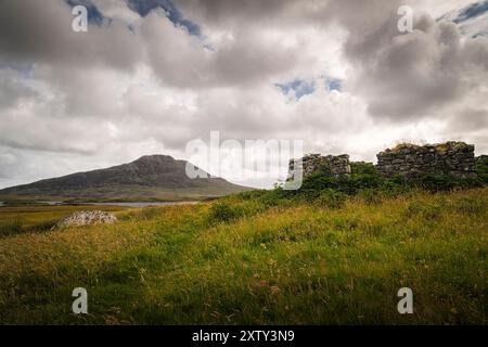 Ein HDR-Bild von Eaval, Eabhal, über die Nacht von Loch, nahe dem Ende der Straßenskulptur „Sanctuary“, North Uist, Äußere Hebriden, Schottland. August 2024 Stockfoto