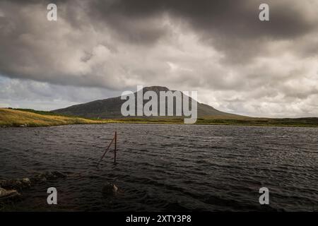 Ein HDR-Bild von Eaval, Eabhal, über die Nacht von Loch, nahe dem Ende der Straßenskulptur „Sanctuary“, North Uist, Äußere Hebriden, Schottland. August 2024 Stockfoto