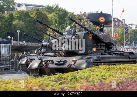 Warschau, Polen. August 2024. Flakpanzer Gepard in der Wislostrada im Zentrum von Warschau, der Hauptstadt Polens, während einer Militärparade am Polnischen Armeetag. Die polnischen Streitkräfte nahmen zusammen mit den im Land stationierten alliierten Truppen an einer Parade vor der Öffentlichkeit, den Medien und versammelten Würdenträgern Teil. Vor der Parade haben Polens stellvertretender Premierminister und Minister für nationale Verteidigung, Wladyslaw Kosiniak-Kamysz, Polens Premierminister Donald Tusk und Polens Präsident, Andrzej Duda sprach an die Öffentlichkeit und die versammelten Medien. Die Parade war mit Soldaten und mechanisierten Divisi vertreten Stockfoto