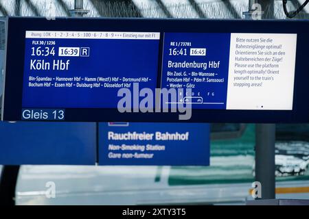 Werbung für einen Flixzug und einen Reginal Express der Deutschen Bahn am Berliner Bahnhof, 6. August 2024. Bitte verwenden Sie die Plattformlänge optimal. Orientieren Sie sich an den Haltestellen des Zuges. Stockfoto