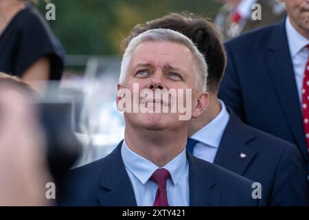 Warschau, Polen. August 2024. Tomasz Siemoniak (Minister für Inneres und Verwaltung Polens) beobachtet während der Parade die polnischen Streitkräfte und die im Land stationierten alliierten Truppen nahmen an einer Parade vor der Öffentlichkeit, den Medien und versammelten Würdenträgern Teil. Vor der Parade haben Polens stellvertretender Premierminister und Minister für nationale Verteidigung, Wladyslaw Kosiniak-Kamysz, Polens Premierminister Donald Tusk und Polens Präsident, Andrzej Duda sprach an die Öffentlichkeit und die versammelten Medien. Die Parade bestand aus Soldaten, mechanisierten Divisionen, Panzern und verschiedenen Panzern Stockfoto