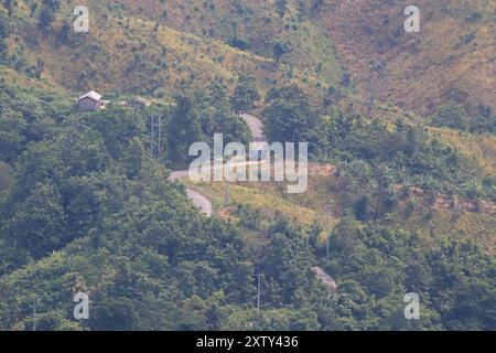 Straße in den chittagong Hill Tracts. Dieses Foto wurde aus Bandarban, Bangladesch, aufgenommen. Stockfoto