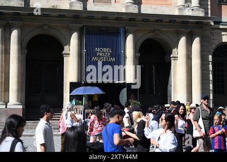 Stockholm, Schweden - 30. Juli 2024: Ein Volk in der Nähe des Nobelpreismuseums in Stockholm. Stockfoto