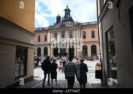 Stockholm, Schweden - 29. Juli 2024: Ein Volk in der Nähe des Nobelpreismuseums in Stockholm. Stockfoto