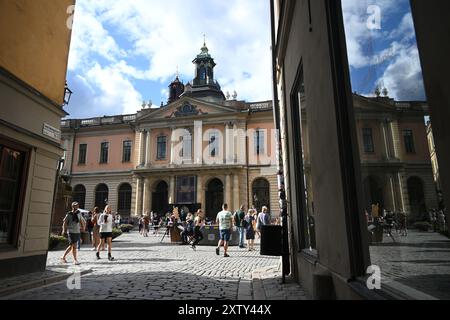 Stockholm, Schweden - 29. Juli 2024: Ein Volk in der Nähe des Nobelpreismuseums in Stockholm. Stockfoto