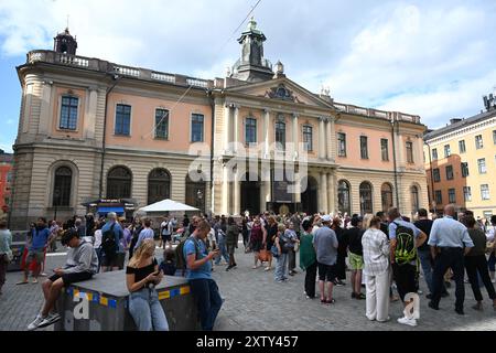 Stockholm, Schweden - 29. Juli 2024: Ein Volk in der Nähe des Nobelpreismuseums in Stockholm. Stockfoto