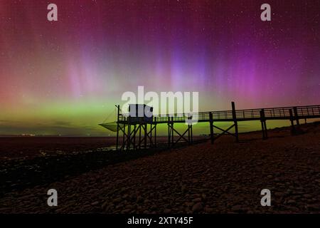 Nordlicht auf einem Fischerhaus an der Küste „Carrelet“ in der Nähe von La Rochelle, Charente-Maritime, Frankreich Stockfoto