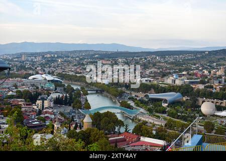 Tiflis, Georgien - 6. Oktober 2023: Blick auf die Friedensbrücke, den Fluss Koura und das Rike Music Theater Stockfoto