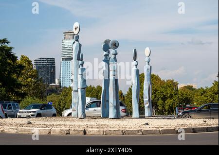 Tiflis, Georgien - 6. Oktober 2023: Die neunstellige Uhren-Statue in der Nähe der Galaktion Tabidze-Brücke Stockfoto