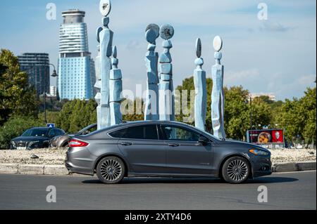 Tiflis, Georgien - 6. Oktober 2023: Die neunstellige Uhren-Statue in der Nähe der Galaktion Tabidze-Brücke Stockfoto