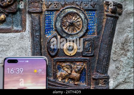 Tiflis, Georgien - 6. Oktober 2023: Uhrenturm, gebaut vom berühmten Puppenspieler Rezo Gabriadze, mit der kleinsten Uhr in der Seite Stockfoto