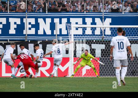 15. August 2024, Bayern, Würzburg: Fußball: DFB-Cup, Würzburger Kickers - TSG 1899 Hoffenheim, 1. Runde: Situation beim Tor. Foto: Daniel Vogl/dpa - WICHTIGER HINWEIS: Gemäß den Vorschriften der DFL Deutschen Fußball-Liga und des DFB Deutschen Fußball-Bundes ist es verboten, im Stadion und/oder im Spiel aufgenommene Fotografien in Form von sequenziellen Bildern und/oder videoähnlichen Fotoserien zu verwenden oder zu nutzen. Stockfoto