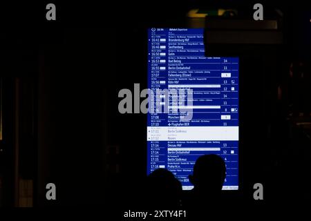 Werbung für einen Flixzug und einen Reginal Express der Deutschen Bahn am Berliner Bahnhof, 6. August 2024. Bitte verwenden Sie die Plattformlänge optimal. Orientieren Sie sich an den Haltestellen des Zuges. Stockfoto