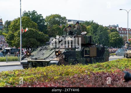 Warschau, Polen. August 2024. M3 Bradley wurde in der Wislostrada im Zentrum von Warschau, der Hauptstadt Polens, während einer Militärparade am Tag der Polnischen Armee gesehen. Die polnischen Streitkräfte nahmen zusammen mit den im Land stationierten alliierten Truppen an einer Parade vor der Öffentlichkeit, den Medien und versammelten Würdenträgern Teil. Vor der Parade haben Polens stellvertretender Premierminister und Minister für nationale Verteidigung, Wladyslaw Kosiniak-Kamysz, Polens Premierminister Donald Tusk und Polens Präsident, Andrzej Duda sprach an die Öffentlichkeit und die versammelten Medien. Bei der Parade waren Soldaten, maschinelle Divisionen, ta Stockfoto