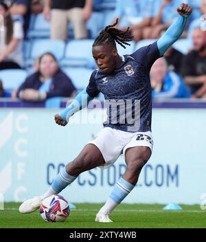 Coventry City Brandon Thomas-Asante wärmt sich vor dem Sky Bet Championship-Spiel in der Coventry Building Society Arena in Coventry auf. Bilddatum: Freitag, 16. August 2024. Stockfoto