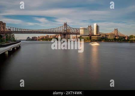 Queensboro Bridge bei Sonnenuntergang East River Esplanade New York, NY Stockfoto