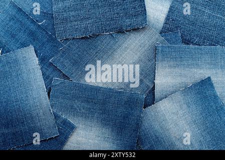 Textur aus zerrissenen Denim-Stücken. Textur der Jeans. Material zum Nähen von Kleidung Stockfoto