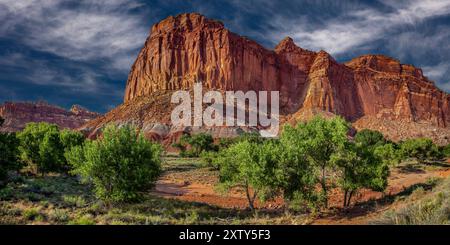 Capitol Reef Nationalpark und Wingate Sandstein Denkmal & Sulphur Creek - Utah Stockfoto