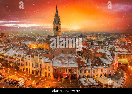 Winteratmosphäre in Sibiu, Rumänien. Entdecken Sie ein Winterwunderland mit schneebedeckter mittelalterlicher Architektur, funkelnden Lichtern und festlichem Charme in diesem h Stockfoto