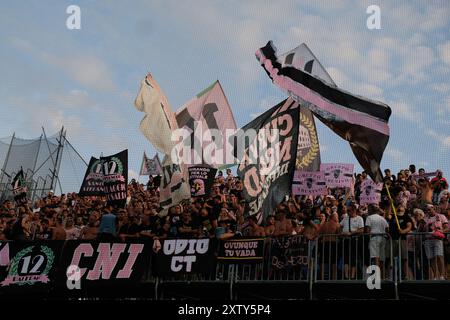 Anhänger des Palermo FC während des Fußballspiels der italienischen Serie B zwischen Brescia Calcio FC und Palermo FC im Mario Rigamonti Stadium am 16. August 2024 in Brixia, Italien. Stockfoto