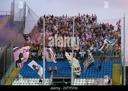 Anhänger des Palermo FC während des Fußballspiels der italienischen Serie B zwischen Brescia Calcio FC und Palermo FC im Mario Rigamonti Stadium am 16. August 2024 in Brixia, Italien. Stockfoto