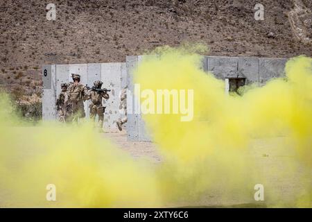 17. Juli 2024 - Twentynine Palms, Kalifornien, USA - US-Marines mit 3. Bataillon, 4. Marine-Regiment (REIN), 7. Marine-Regiment, 1. Marine-Division, stürmen taktisch durch Gebäude in einer simulierten städtischen Umgebung während einer integrierten Trainingsübung im Rahmen der Service Level Training Übung 5-24 auf Range 205, Marine Corps Air-Ground Combat Center, Twentynine Palms, Kalifornien, 17. Juli 2024. ITX ermöglicht es Einheiten, geografisch verstreute Kräfte für potenzielle zukünftige Einsätze zu mobilisieren, die Kampfbereitschaft und die Letalität zu erhöhen und das Kommando der Marine Air-Ground Task Force auszuüben Stockfoto