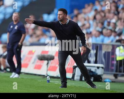 Oxford United Manger des Buckingham während des Sky Bet Championship Matches in der Coventry Building Society Arena in Coventry. Bilddatum: Freitag, 16. August 2024. Stockfoto