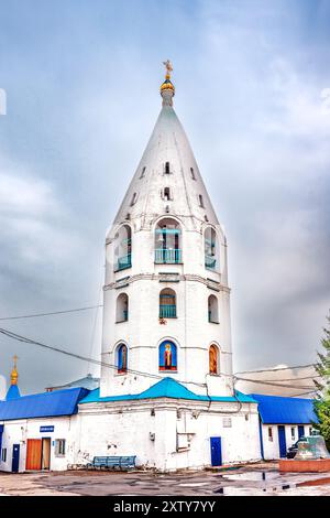 Glockenturm der Kathedrale des Eintritts der Heiligen Jungfrau Maria in den Tempel in der Stadt Tscheboksary Stockfoto