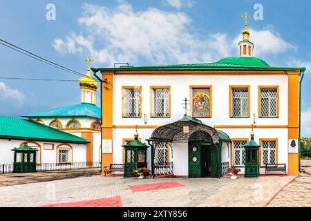 Kathedrale der lebensspendenden Dreifaltigkeit im Kloster in der Stadt Cheboksary Stockfoto