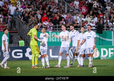 15. August 2024, Bayern, Würzburg: Fußball: DFB-Cup, Würzburger Kickers - TSG 1899 Hoffenheim, 1. Runde: TSG 1899 Hoffenheim freuen sich über den Sieg. Foto: Daniel Vogl/dpa - WICHTIGER HINWEIS: Gemäß den Vorschriften der DFL Deutschen Fußball-Liga und des DFB Deutschen Fußball-Bundes ist es verboten, im Stadion und/oder im Spiel aufgenommene Fotografien in Form von sequenziellen Bildern und/oder videoähnlichen Fotoserien zu verwenden oder zu nutzen. Stockfoto