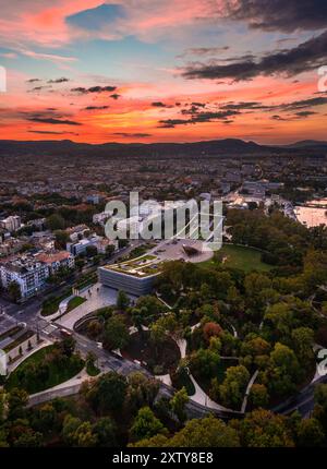 Budapest, Ungarn - Luftpanorama des Ethnographischen Museums im Stadtpark mit Heldenplatz und Skyline von Budapest im Hintergrund mit col Stockfoto