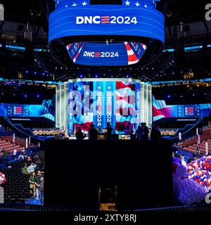 Chicago, Illinois, USA. August 2024. Die Arena des United Center kurz nach der Enthüllung des Podiums für den Democratic National Convention. (Kreditbild: © Chris Riha/ZUMA Press Wire) NUR REDAKTIONELLE VERWENDUNG! Nicht für kommerzielle ZWECKE! Stockfoto