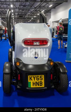 British Motor Show 2024, in Farnborough, Hampshire, England, Vereinigtes Königreich vom 15. bis 18. August 2024. Tag 2 der jährlichen Veranstaltung im Farnborough International Exhibition Centre. Ein zweisitziges Elektro-Kleinwagen Renault Twizy (vierrädrig), das in der Ausstellungshalle ausgestellt wird. Stockfoto