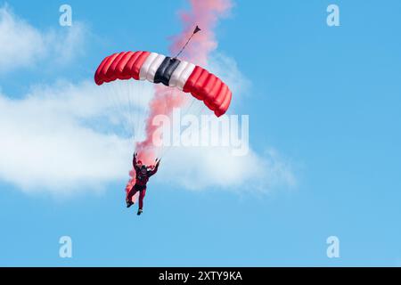 British Motor Show 2024, in Farnborough, Hampshire, England, Vereinigtes Königreich vom 15. bis 18. August 2024. Tag 2 der jährlichen Veranstaltung im Farnborough International Exhibition Centre. Die Red Devils British Army Parachute Display Team Himmel tauchte in die Arena ein. Stockfoto