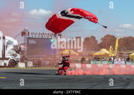 British Motor Show 2024, in Farnborough, Hampshire, England, Vereinigtes Königreich vom 15. bis 18. August 2024. Tag 2 der jährlichen Veranstaltung im Farnborough International Exhibition Centre. Die Red Devils British Army Parachute Display Team Himmel tauchte in die Arena ein. Stockfoto